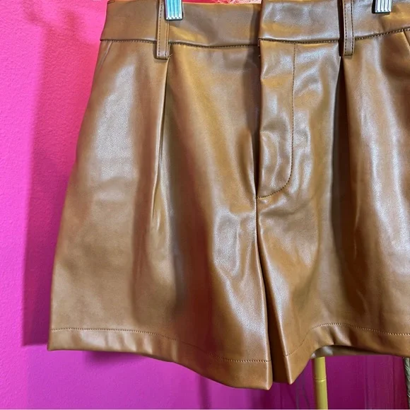 7 For All Mankind Faux Leather Tailored Short sz Small - Picture 2 of 7